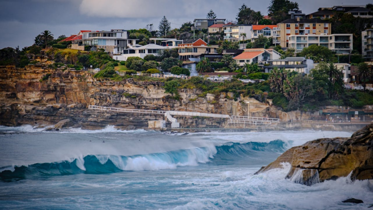 Olas Rompiendo Contra Los Acantilados De Sídney en Australia.