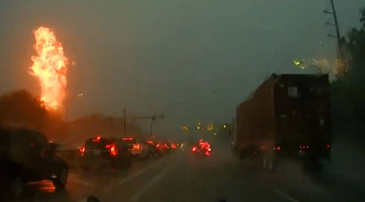 Un rayo en Carolina del Sur provocó dos explosiones y dejó sin electricidad a 600 personas. Sin heridos, pero con daños en la red.