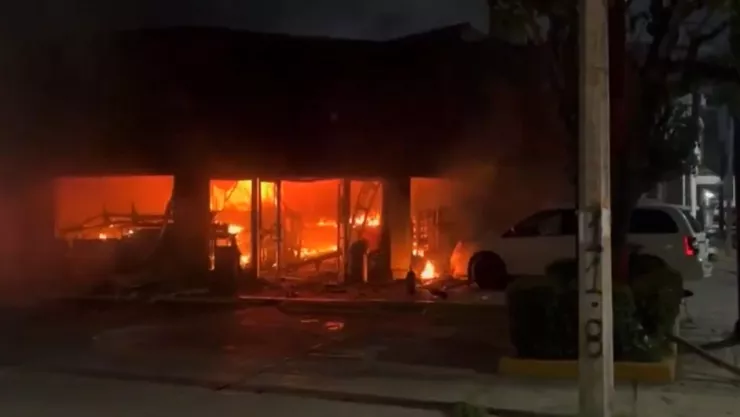 El crimen organizado incendió tres tiendas de conveniencia en Villahermosa, Tabasco.