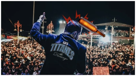 video cantante botellazo