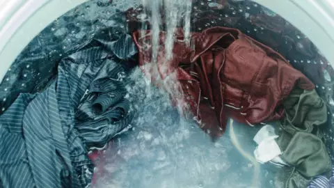 Cómo reciclar agua de la lavadora