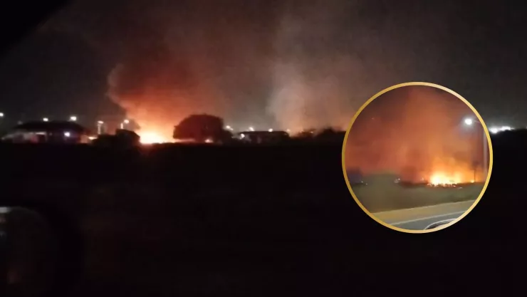Se incendia yonke de carros en La Costerita en Culiacán.