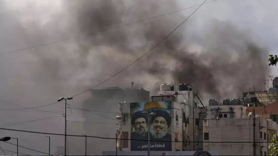 Retratos de los fallecidos líderes de Hezbollah, Hashem Safieddine y Hassan Nasrallah