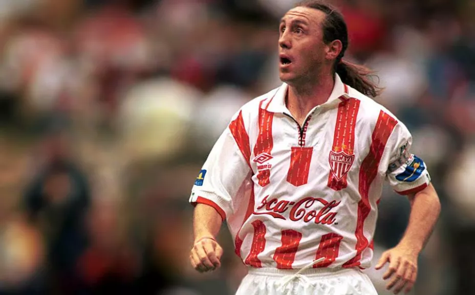 Alex Aguinaga con Necaxa.jpg