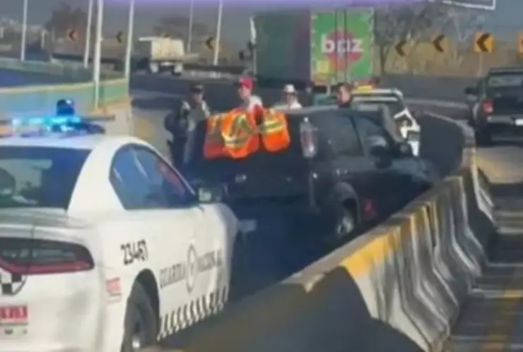 Accidente en el Paso Exprés de Cuernavaca provoca cierre de carriles centrales.