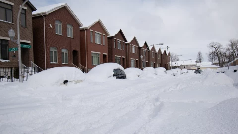 Zona residencial de Chicago, Illinois, cubierta de nieve