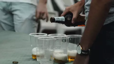 abusa de su amigo por quedarse dormido borrachera