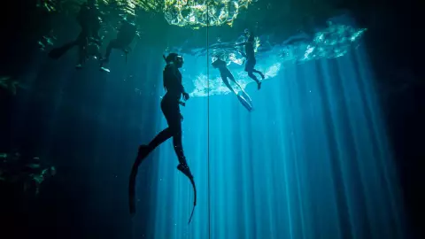 Práctica apnea en Quintana Roo_ Deporte acuático que se practica en cenotes de Playa del Carmen
