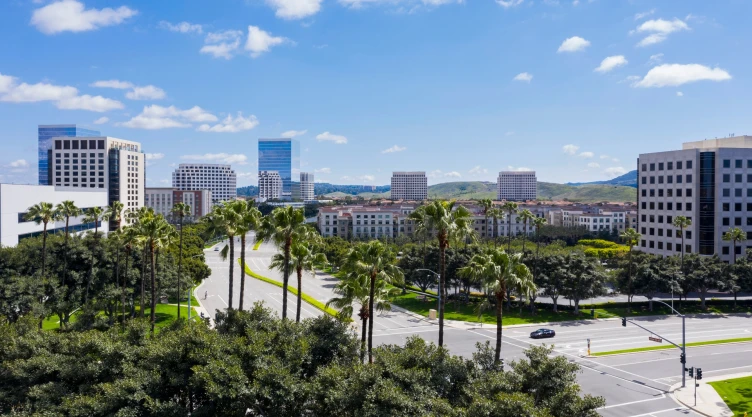 una vista aérea de la ciudad de Irvine en California.