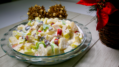 La ensalada de manzana es un clásico en la Navidad/ Foto: Especial