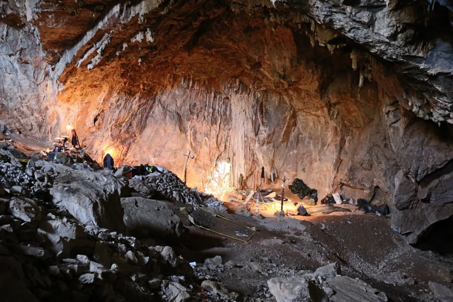 En la cueva del Chiquihuite se realizó el hallazgo de herramienta lítica de tradición tecnológica desconocida, la cual ha sido estudiada a la par de fragmentos de hueso animal, restos de plantas y ADN ambiental contenido en sedimento recolectado en el sitio; los resultados de los análisis de laboratorio sugieren que fue ocupada por personas hace aproximadamente entre 30,000 y 13,000 años. Los nuevos descubrimientos aportan pruebas contundentes a la postura de que el poblamiento de América del Norte fue más antiguo de lo que se suponía.