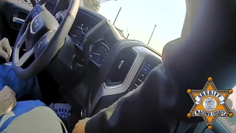 policía-salta-a-auto-en-movimiento-salvar-conductor-infarto-en-michigan-video
