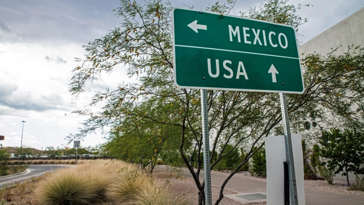 Cartel fronterizo que señala las direcciones de México y EU