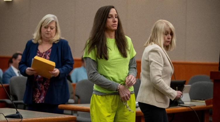 Kouri Richins , acusada de envenenar mortalmente a su esposo, se prepara para hablar en su audiencia de sentencia, en el Tribunal del Tercer Distrito en Park City, Utah, EE. UU., el 13 de mayo de 2026.