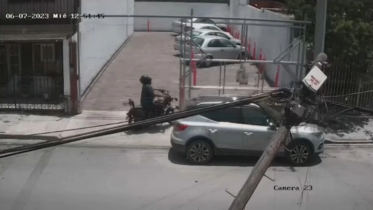 Tráiler derriba cuatro postes de teléfono en Monterrey, Nuevo León.