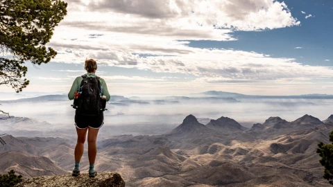 Una turista observa el paisaje del parque nacional Big Bend en Texas.