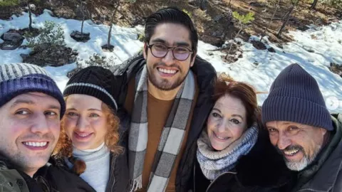 La última foto que Abraham Reyes subió con su familia, en la Sierra Tarahumara, en Chihuahua