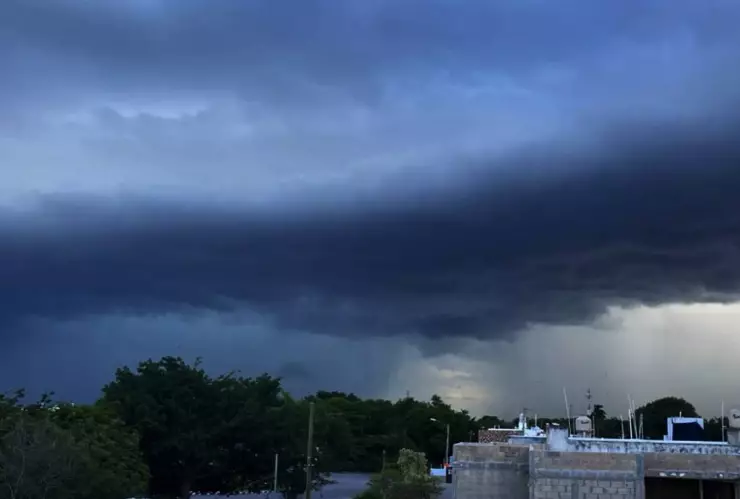 Fuerte TORMENTA ELÉCTRICA sorprende a los yucatecos hoy lunes 16 de septiembre