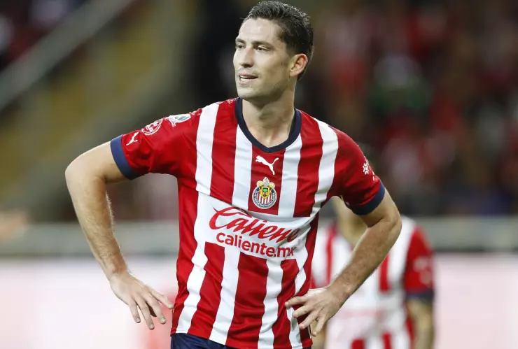 Santiago Ormeño anotando gol con las Chivas