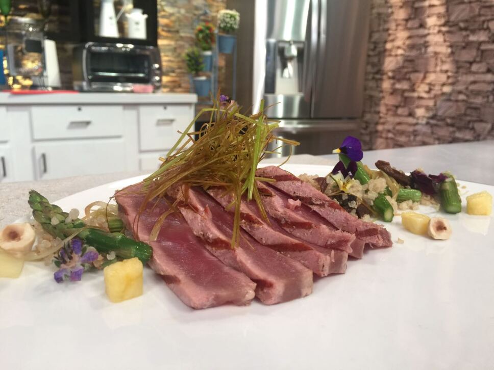 Atún marinado en piña y jengibre con ensalada de quinoa