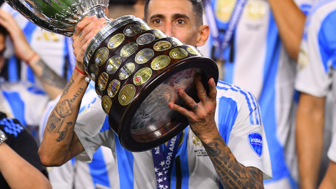 Ángel Di María con el trofeo de Copa América 2024
