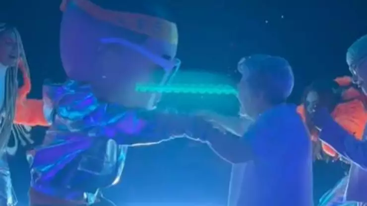 A esta ancianita le sobra gasolina y perrea con Daddy Yankee