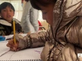Un menor escribe para seguir aprendiendo pese a las heladas de Durango.