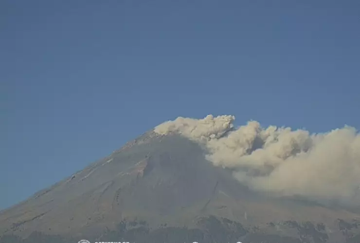 VIDEO: El volcán Popocatépetl inició el 2021 con una fumarola de 300 metros