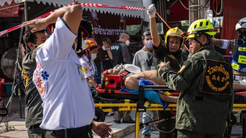 Bomberos y ambulancias de Myanmar intentan contener los daños que dejó el terremoto