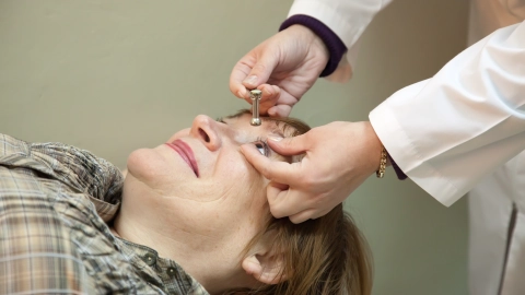 El Oftalmólogo mide la presión ocular.