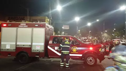 Bomberos de la CDMX atienden el desplome del helicóptero en Avenida del Imán