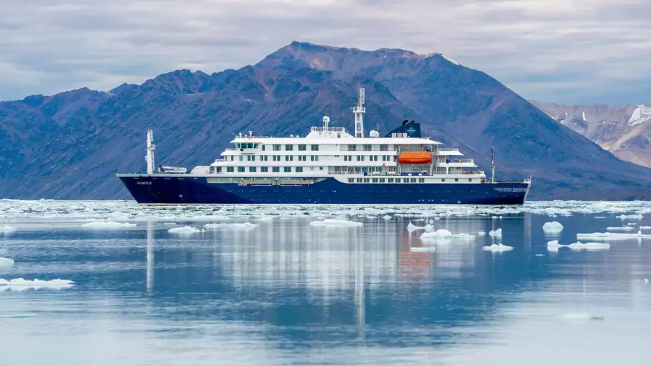 El crucero holandés, MV Hondius, en el mar.