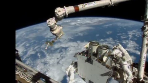 Astronautas realizan caminata espacial