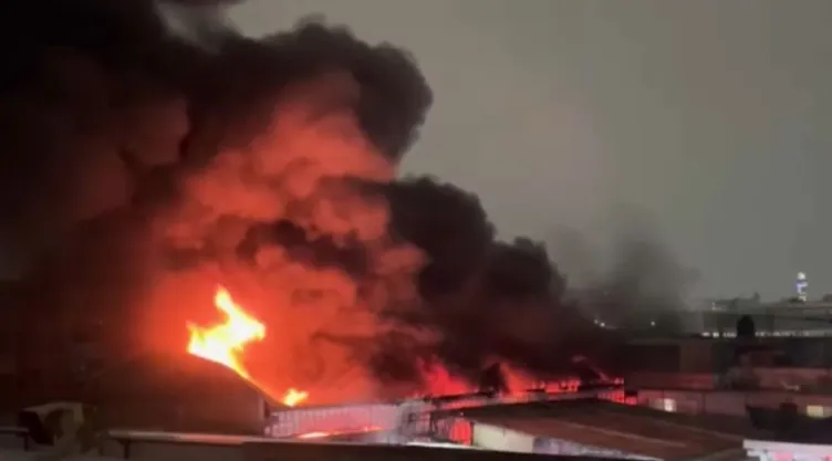 Incendio en Mercado de Jamaica en CDMX: Bomberos combaten las llamas por más de 3 horas