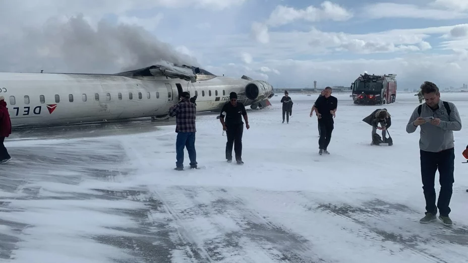 VIDEO Avión de Delta se estrella en aeropuerto de Toronto; esto se sabe del accidente aéreo