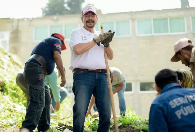 Alcalde de Atizapán limpiando calles