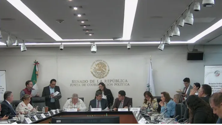“Ley antimemes": Avanza en comisiones del Senado.