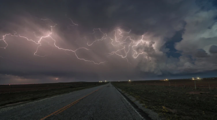 Un rayo en medio de una carretera de Texas.