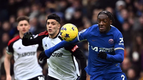 Raúl Jiménez ante Chelsea en partido de la Premier League
