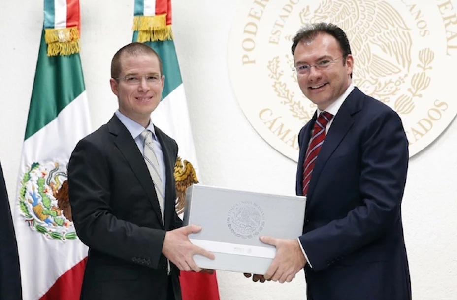 El titular de Hacienda, Luis Videgaray entrega el Paquete Económico 2014 al presidente de los diputados, Ricardo Anaya