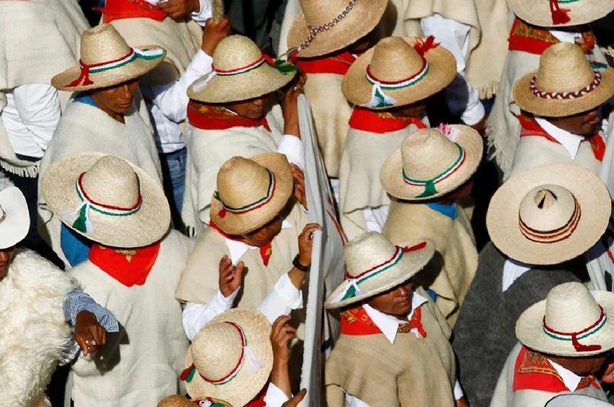 marcha AMLO sombreros