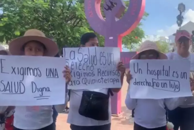 Protesta masiva por desabasto de medicamentos oncológicos en Oaxaca y Salamanca.