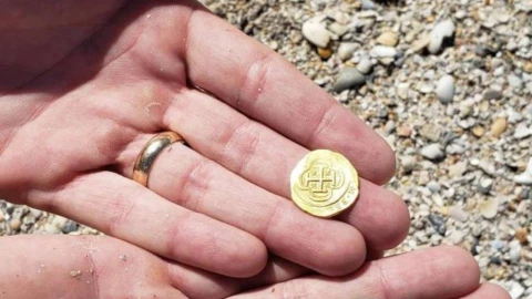 Un hombre encontró por accidente una valiosa moneda de oro en el fondo del mar