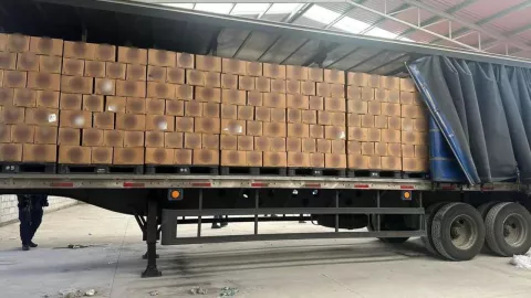 Interceptan tráiler en Guanajuato cargado con miles de cervezas; iba desde CDMX