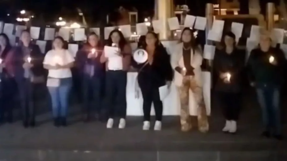 Colectivas realizan pase de lista en el Zócalo de Puebla y exigen justicia al gobierno por feminicidios