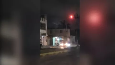 ¿Será un ovni? Sorprende a transeúntes luz roja en el cielo de cancún