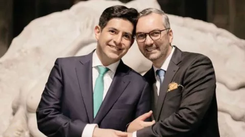 Martín Borrego con su pareja.