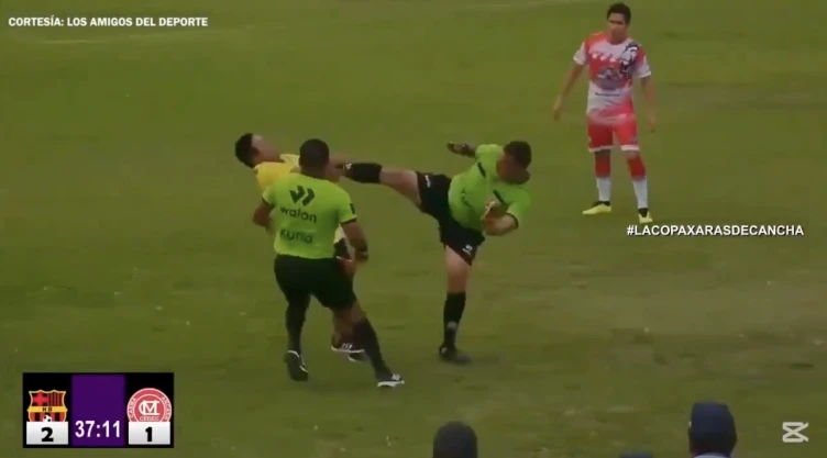 Árbtiro noquea con una patada a miembro del cuerpo técnico en la Copa Péru.