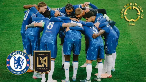 Jugadores del equipo Chelsea FC reunidos en el campo previo a la final de la UEFA Conference League 2025