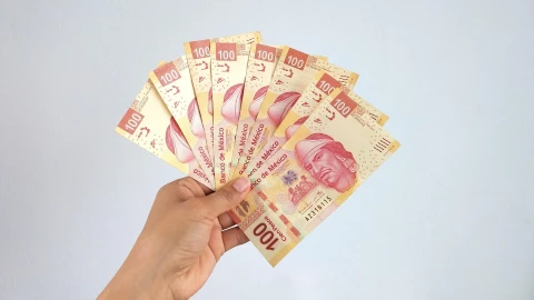 ¿A qué trabajadores les adelantan el aguinaldo y lo reciben en noviembre?